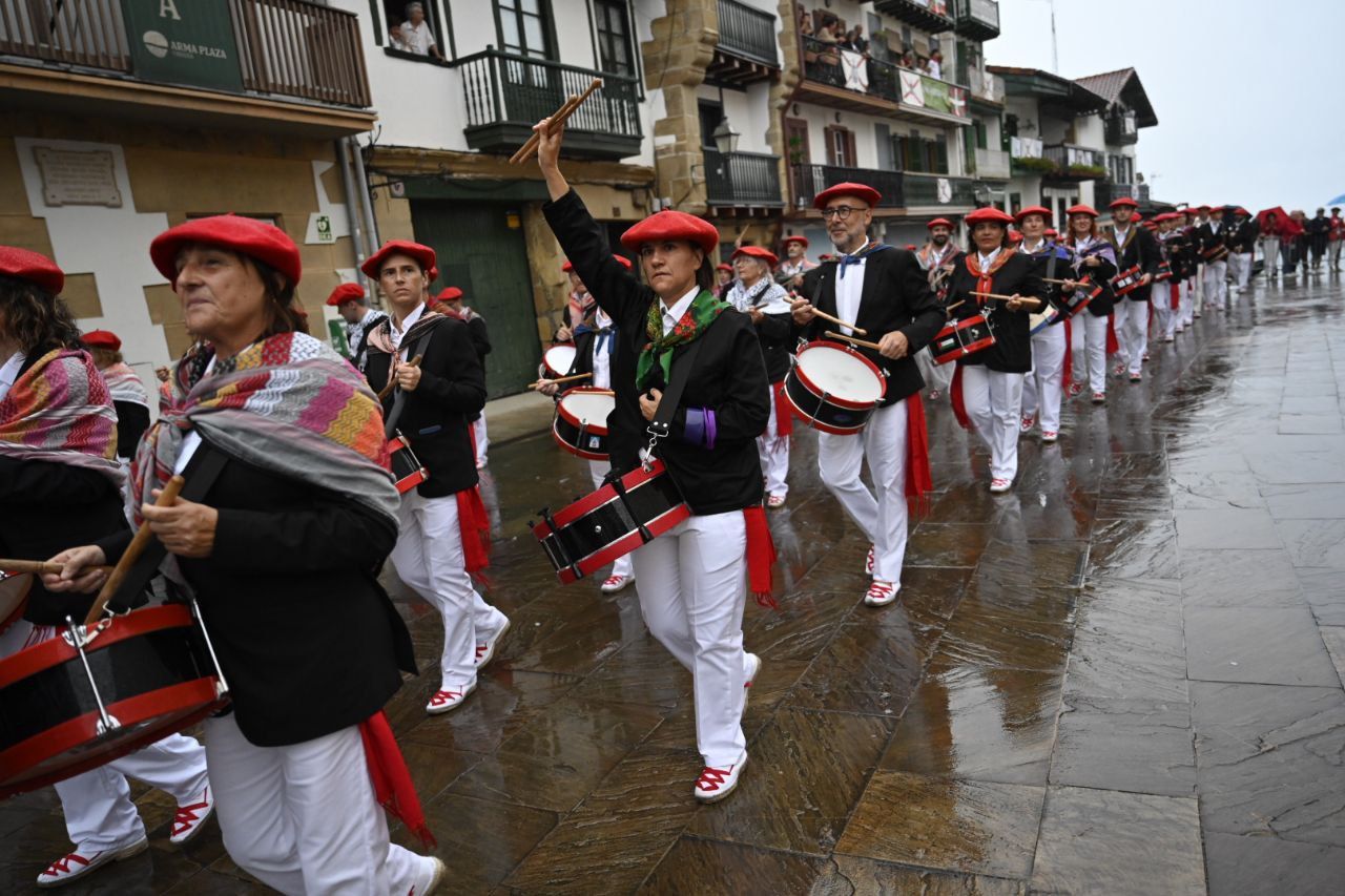 La compañía Jaizkibel desfila en Hondarribia