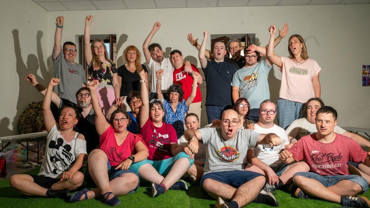 Los actores y actrices de la asociación de teatro Ezezagunak. / Arnaitz Rubio
