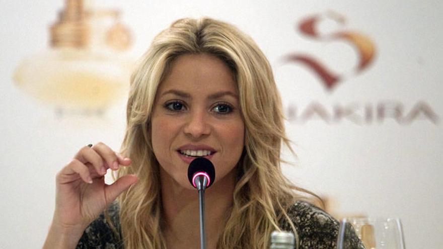 La cantante Shakira aprovechó su única comparecencia ante la prensa chilena para dar a conocer su perfume &quot;S&quot;.