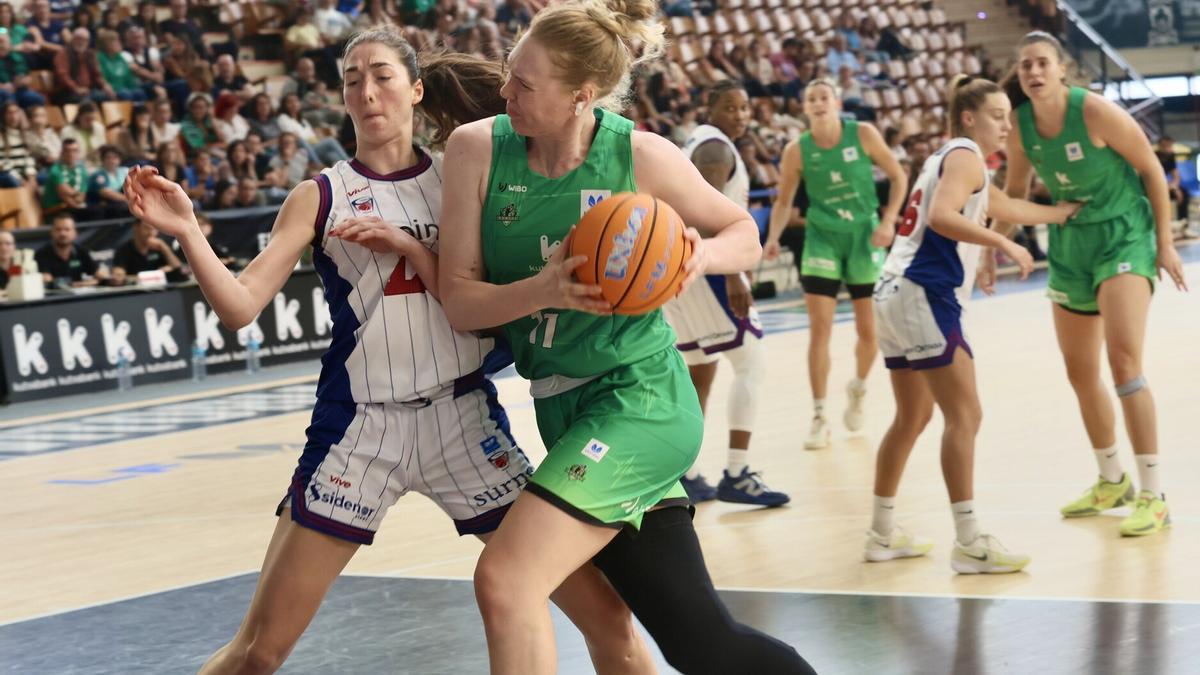 Quinn Dornstauder entra a canasta en el derbi ante el Gernika.