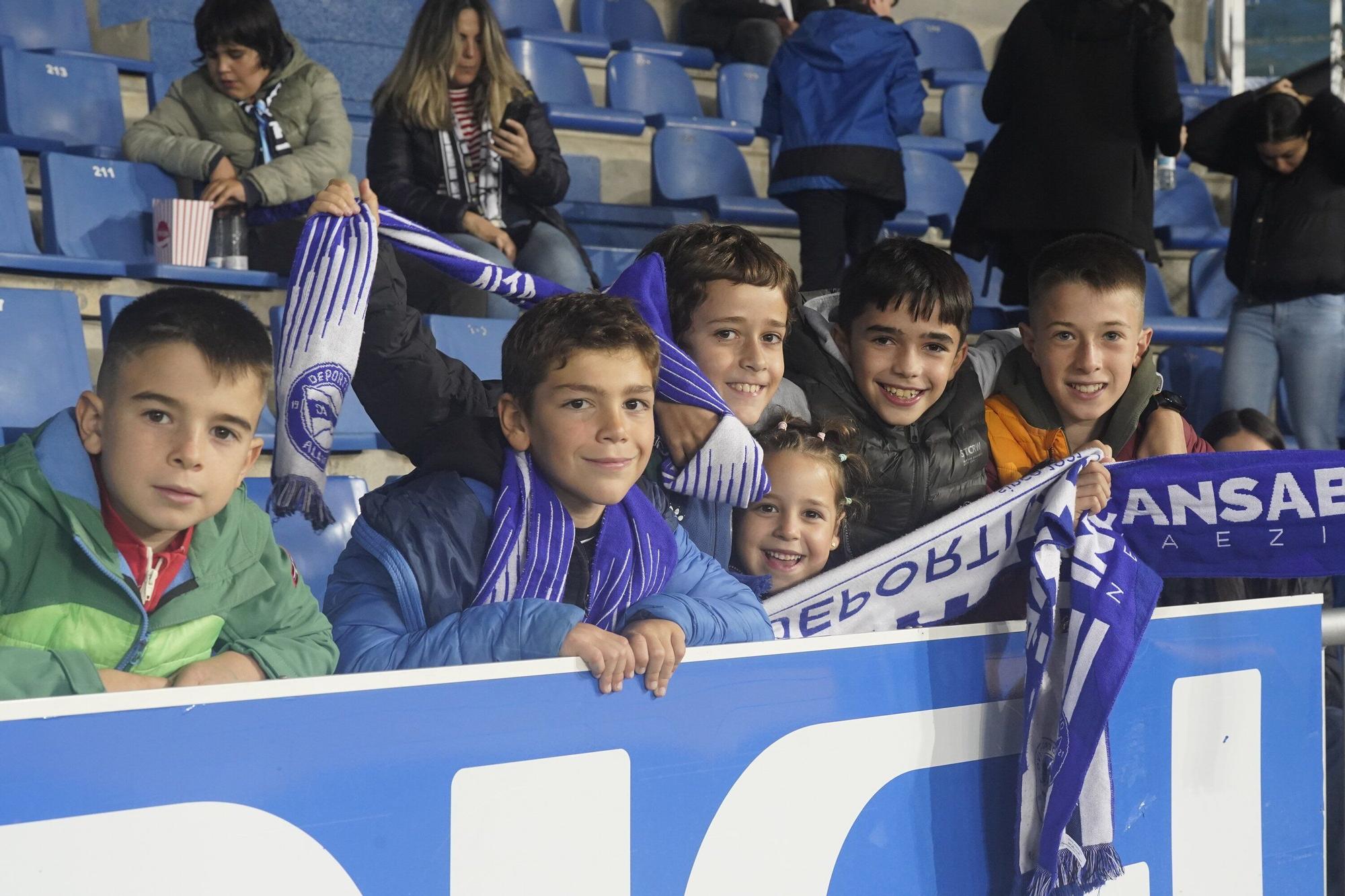 En imágenes: La afición del Alavés arropa al equipo en el duelo contra el Valladolid