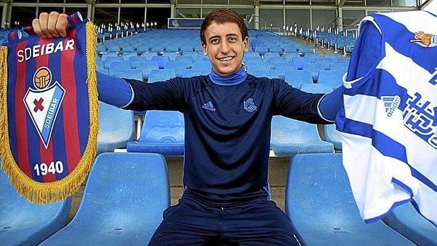 Oyarzabal posa para este periódico con la camiseta de la Real y un banderín del Eibar.