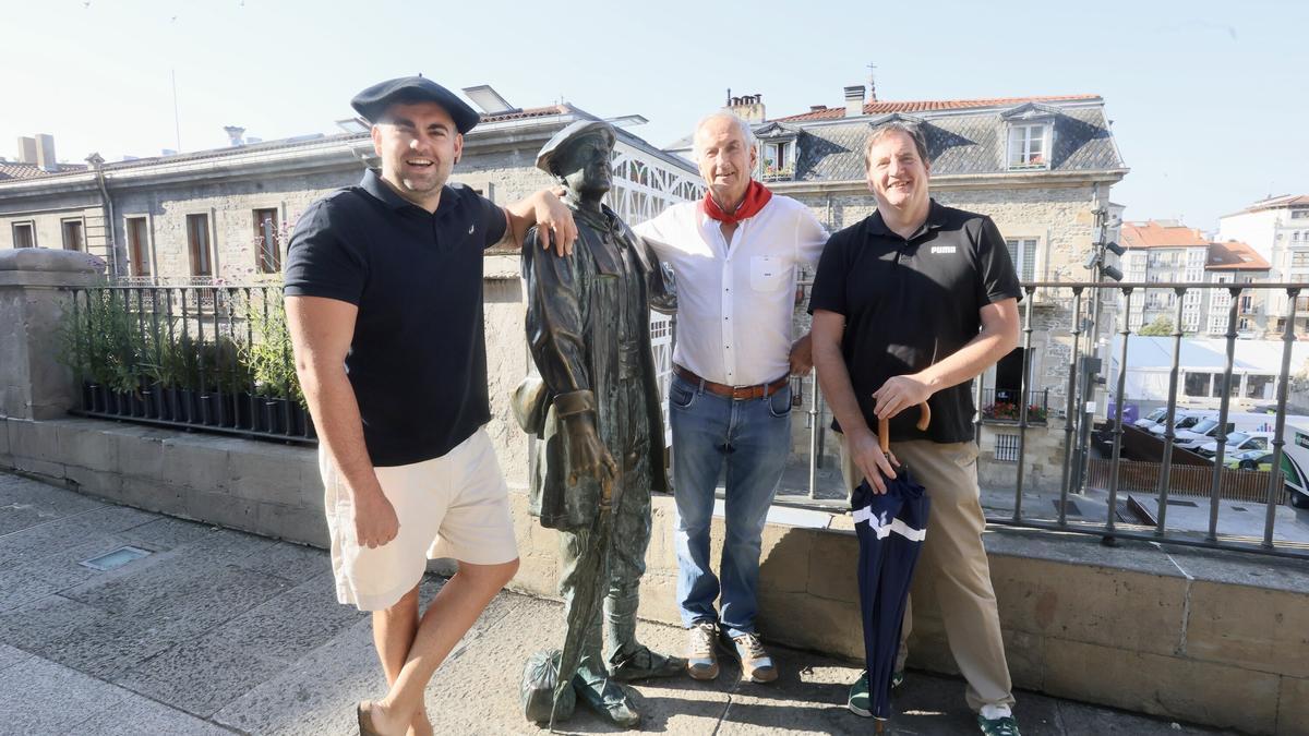 Los tres celedones en la plaza de la Virgen Blanca