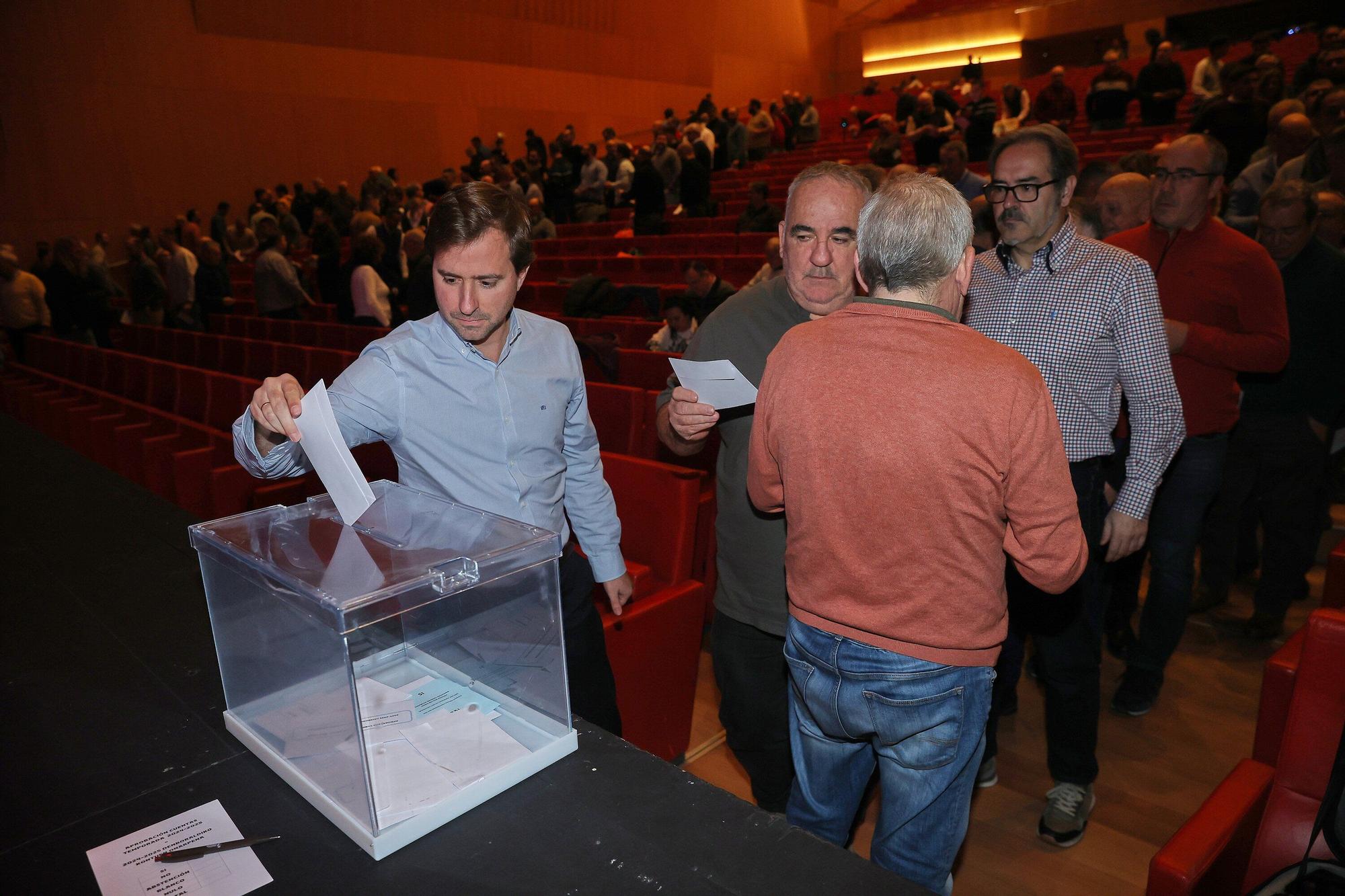 Fotos de la Asamblea de socios de Osasuna en Baluarte