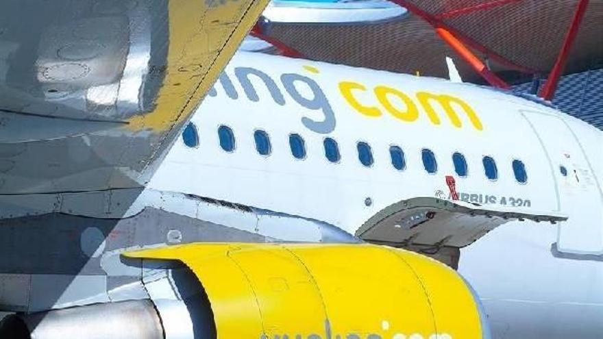 Avión de la compañía Vueling en la pista de un aeropuerto.