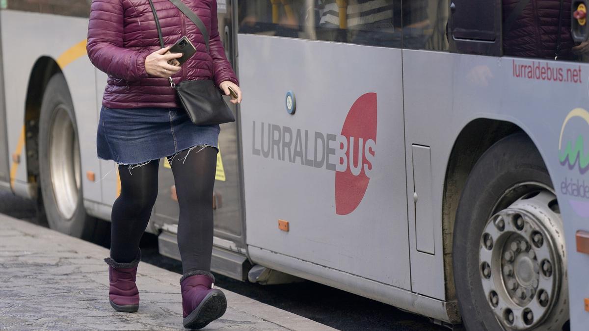 Una usuaria del transporte público se acerca a una parada de Lurraldebus / Ruben Plaza