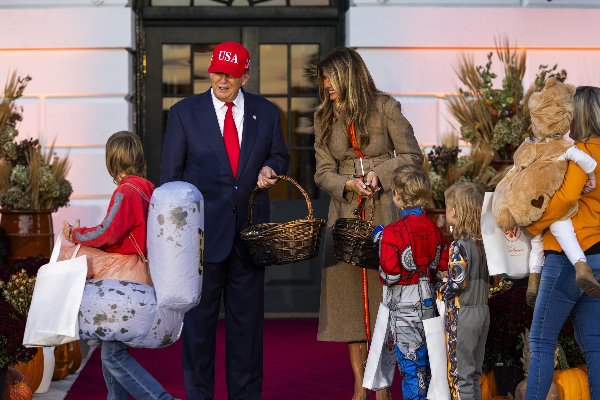 Melania y Trump se rinden ante Halloween: dulces, niños y calabazas en la Casa Blanca