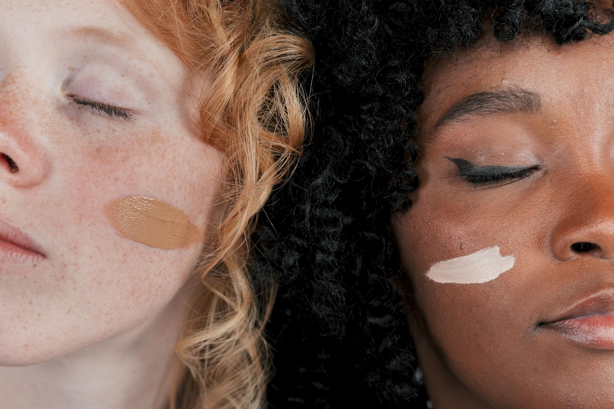 Mujeres con tono de base de maquillaje errónea