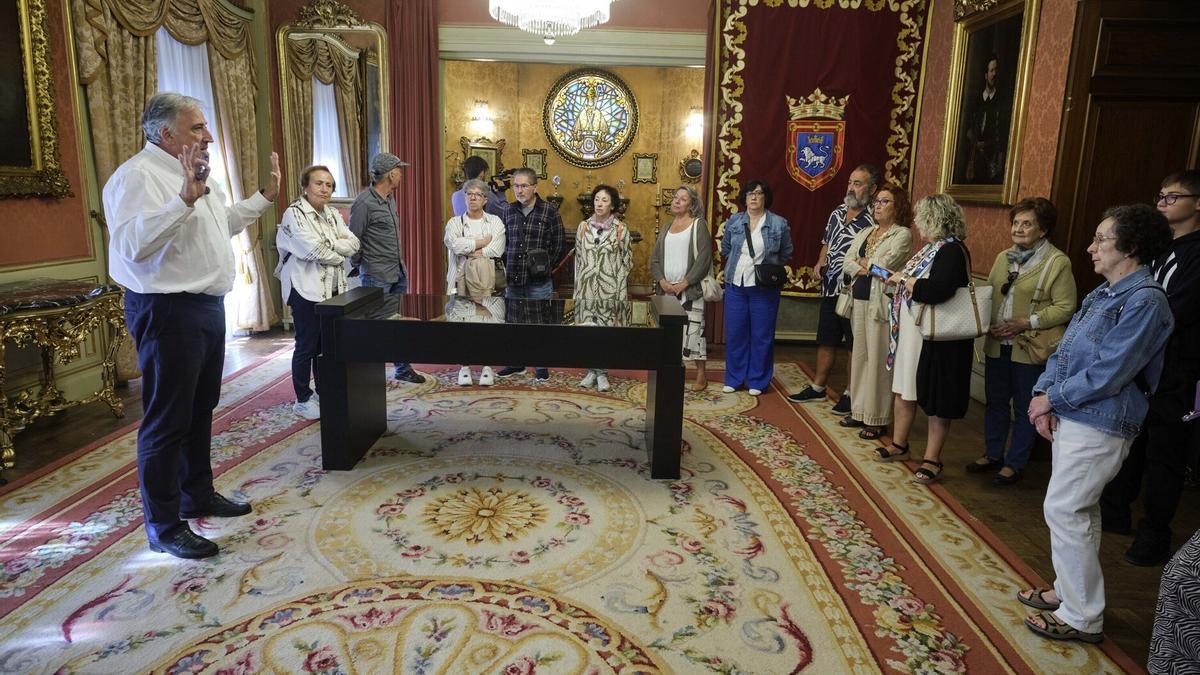 El alcalde Asiron, este martes en la visita guiada al Ayuntamiento de Pamplona con motivo de la celebración del Privilegio de la Unión.