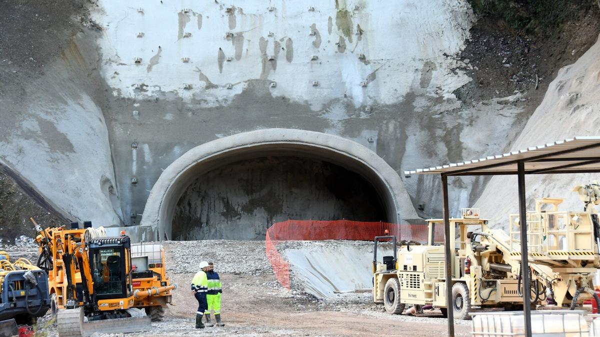Obras en la boca norte del túnel de Belate.