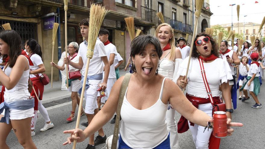 Último día de las fiestas de Tafalla: desfile de las escobas
