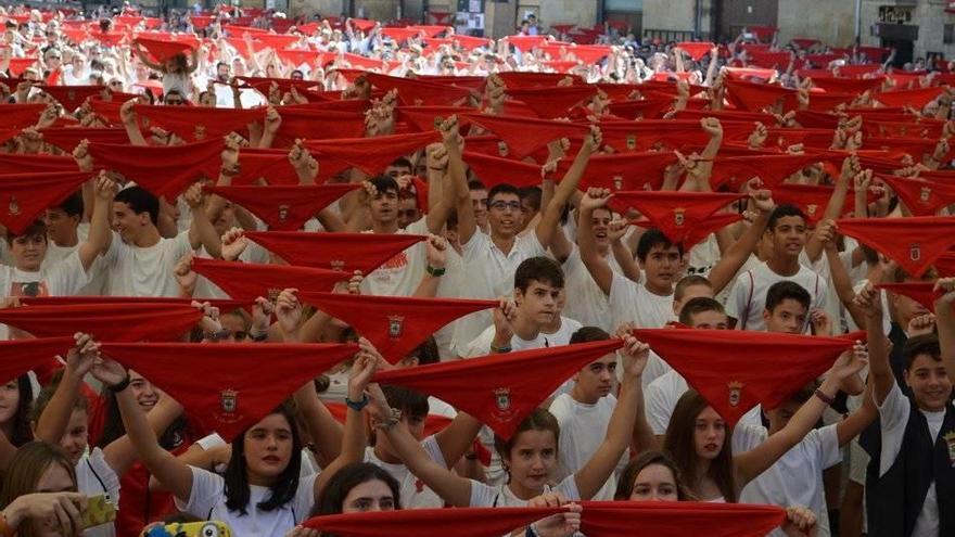 Pañuelos rojos en alto durante el chupinazo del año pasado