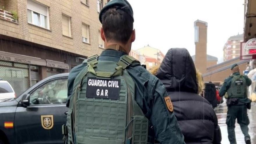 Un integrantes de los GAR de Guardia Civil con un arrestado por su presencia pertenencia a Trinitarios.