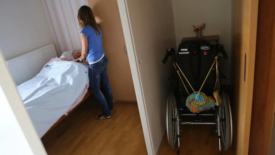 Idoia Azparren cuida de su madre, Felicidad Celorrio, en su domicilio de Cizur Menor.