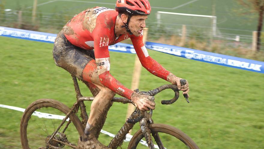 El barro se sumó al espectáculo de ciclocross en Elgoibar