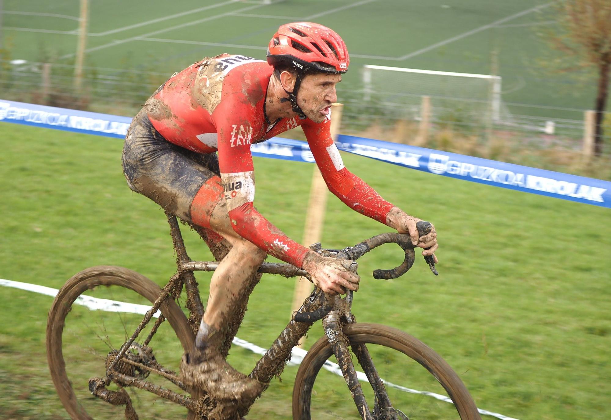 El barro se sumó al espectáculo de ciclocross en Elgoibar
