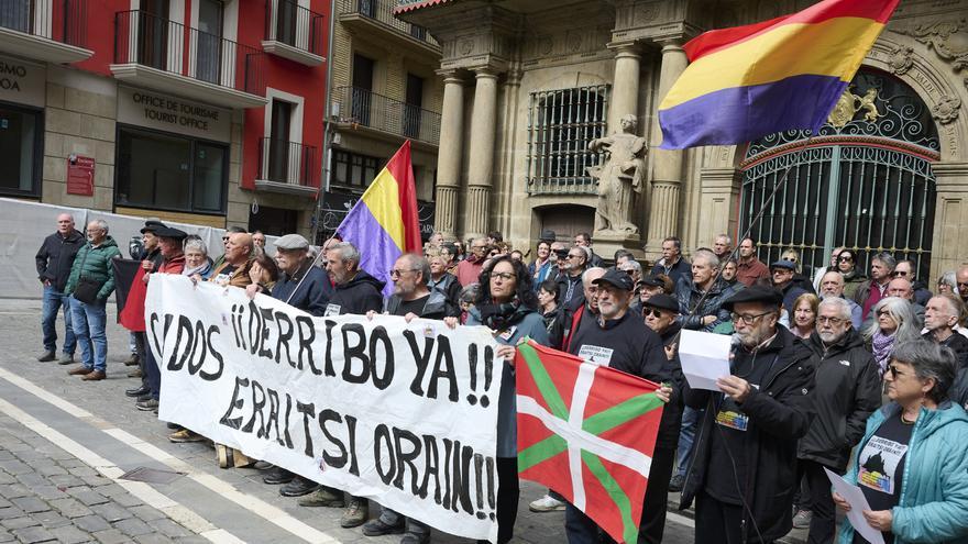 Exigen en Pamplona el derribo del Monumento a Los Caídos en el Día de la República