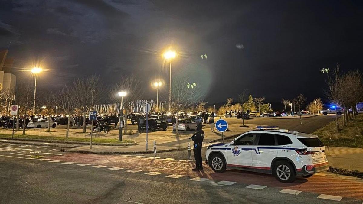Uno de los agentes realizando el control en el Buesa Arena