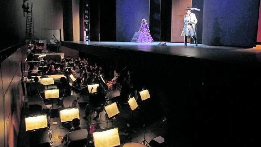 Un momento del ensayo general de la ópera ‘Don Giovanni’, visto desde el foso de la orquesta, que tuvo lugar ayer en Baluarte.