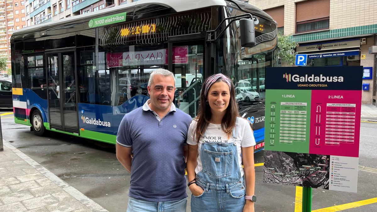 El concejal de Transportes, Toño González, y la concejala de Acción Social, Amets Iturbe, en la presentación del Galdabusa.