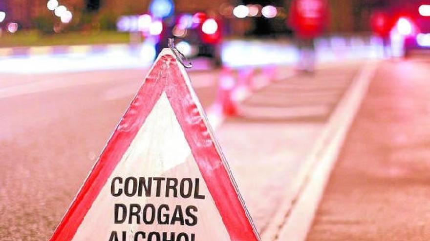 Cartel que indica un control de drogas y alcohol efectuado por la policía en una carretera de Euskadi.