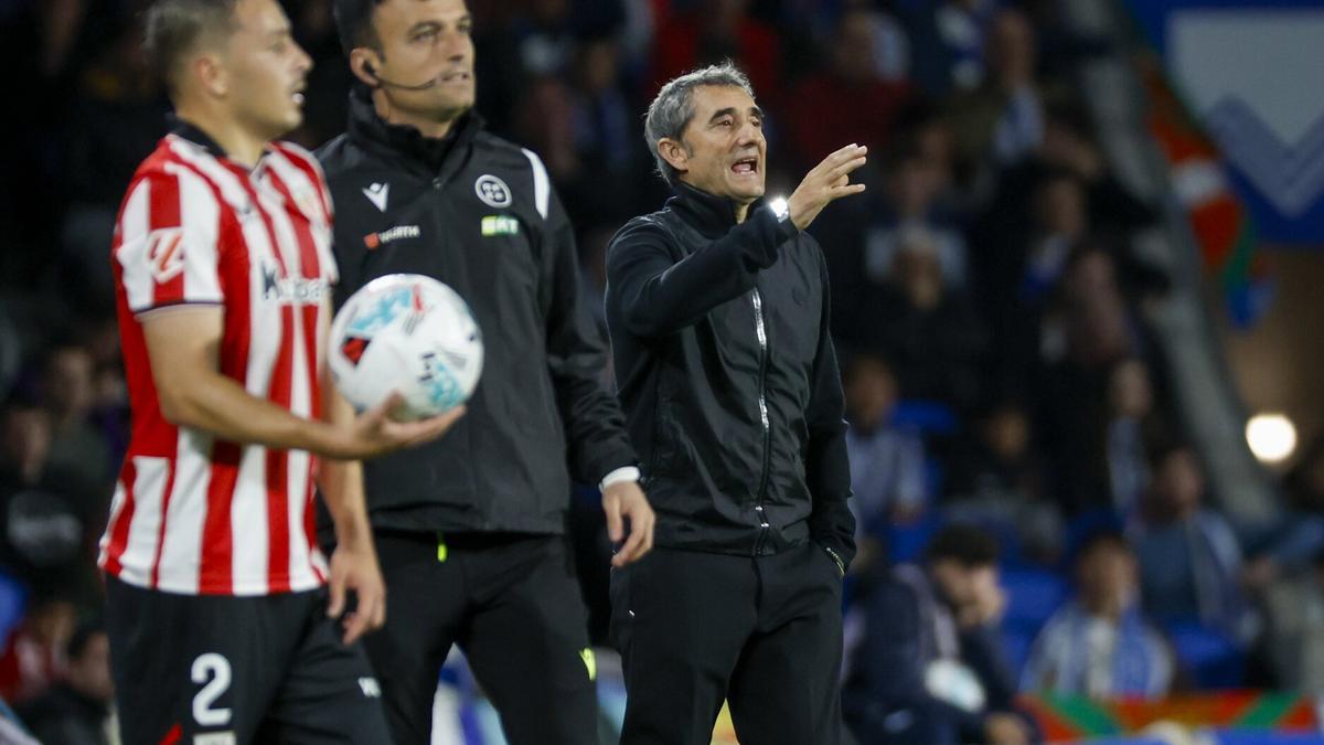 El entrenador del Athletic, Ernesto Valverde, durante el derbi contra la Real Sociedad en Anoeta