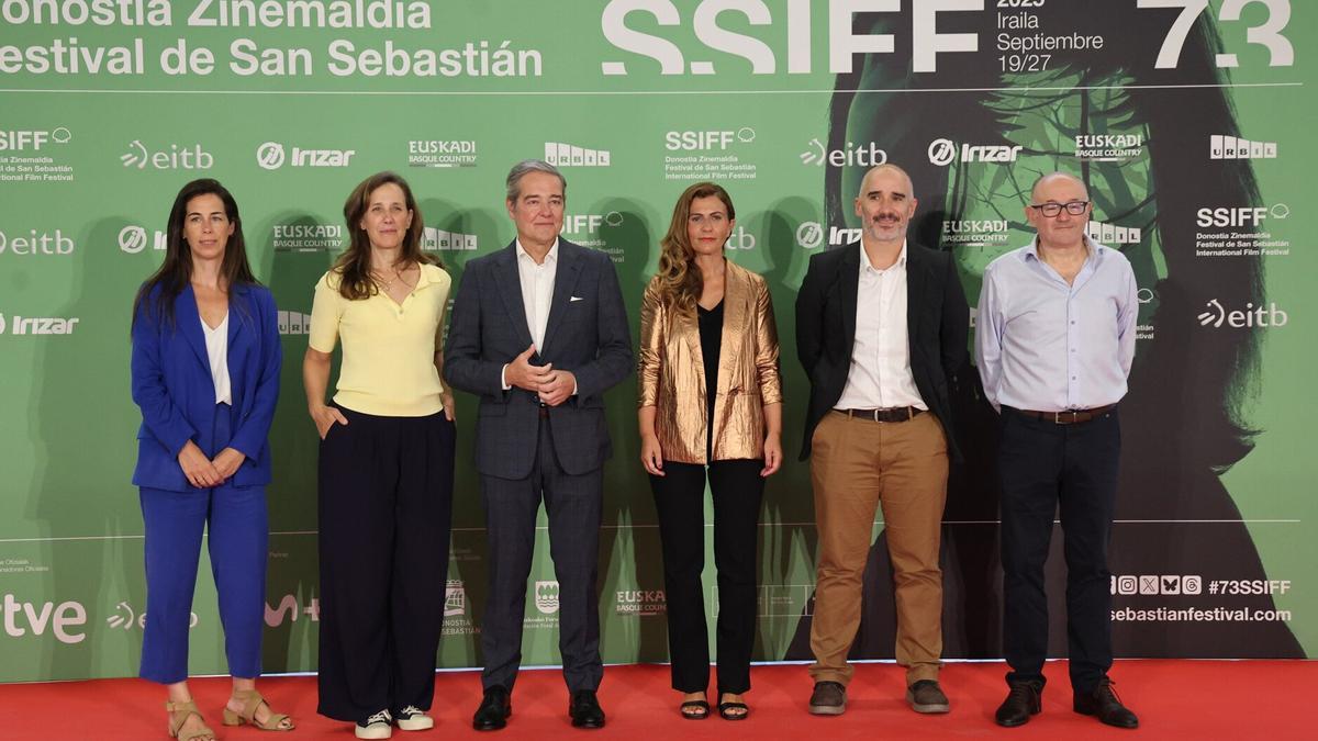 Rebordinos junto con los promotores de Zinemira en Donostia.