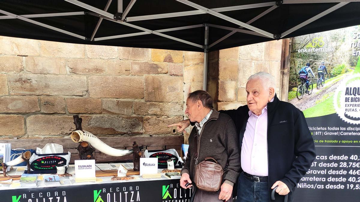 José Larrinaga, a la derecha, recibió un homenaje con Pedro Galarza y Mamen Palacín. José Larrinaga, a la derecha, recibió un homenaje con Pedro Galarza y Mamen Palacín.