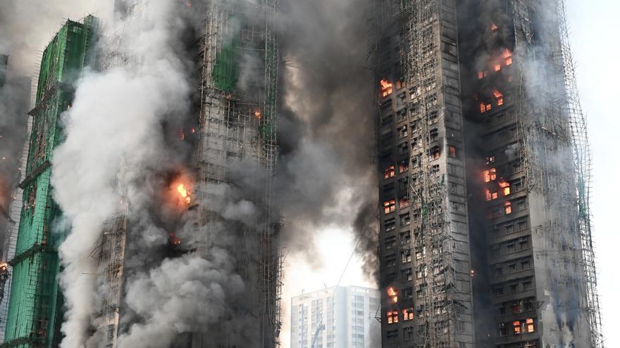 Hong Kong inicia tres días de luto por el incendio que ha provocado al menos 128 fallecidos y cerca de 200 desaparecidos
