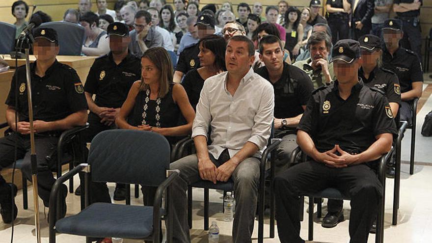 El exportavoz de Batasuna Arnaldo Otegi (delante, 2d), en el banquillo de la Audiencia Nacional.