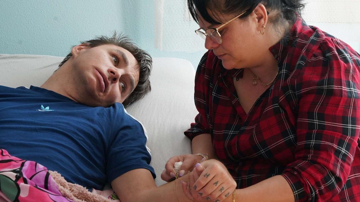 Alex, el joven que sufrió una brutal paliza en Amorebieta, junto a su madre