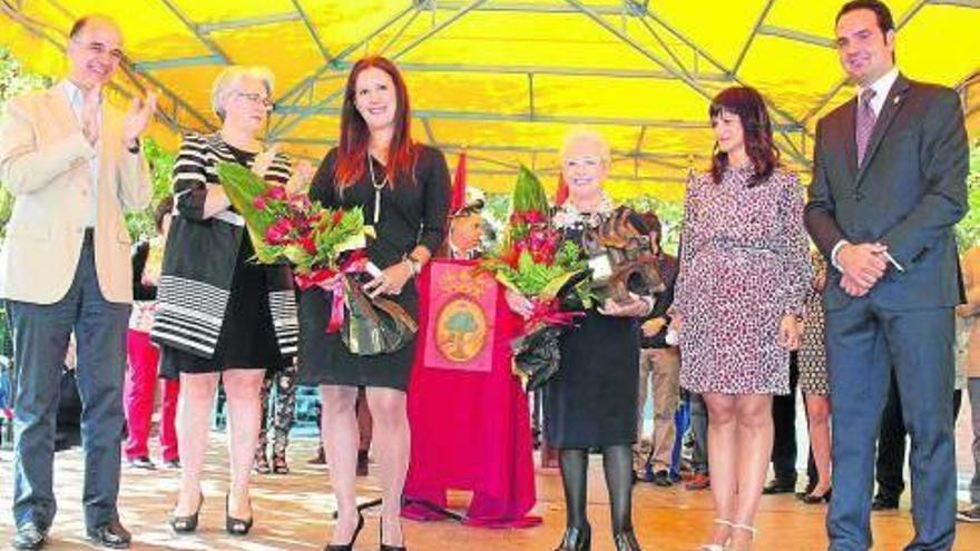 Dolores Redondo y Atxen Jiménez, con las flores y premio recibidos.