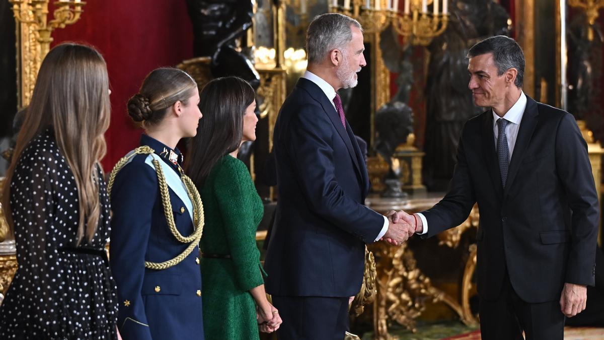 Pedro Sánchez estrecha la mano del rey Felipe VI durante la tradicional recepción en el Palacio Real de Madrid.