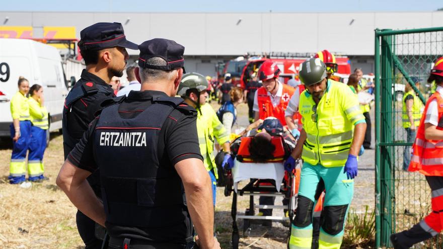 Euskadiko larrialdi zerbitzuek aire istripu baten simulakroa egin dute Loiuko aireportuan