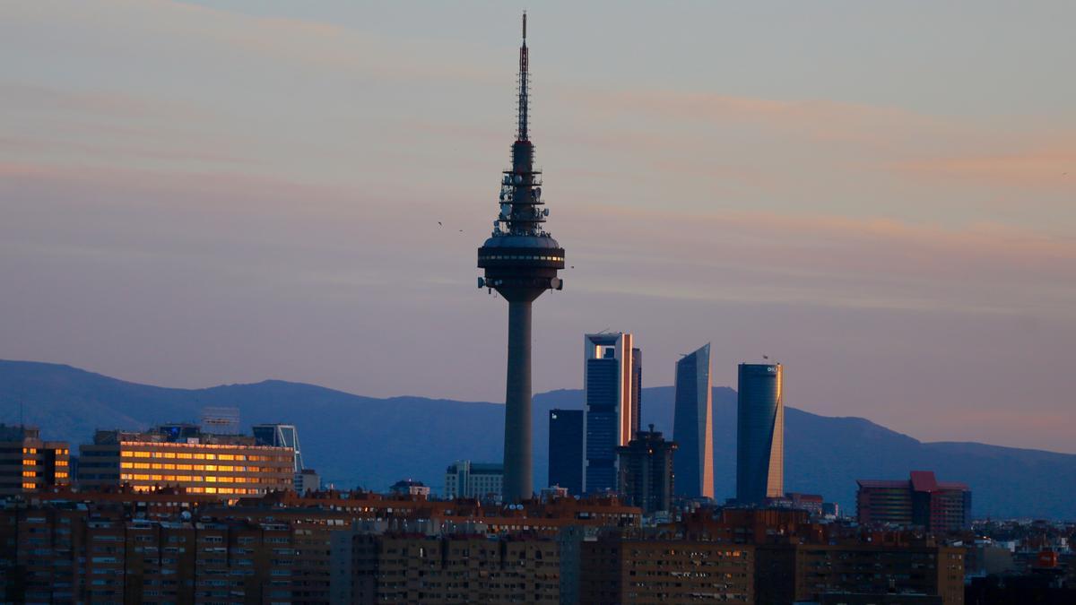 Vistas de las Cuatro Torres de Madrid y de Torrespaña, conocida como 'Pirulí'. Vistas de las Cuatro Torres de Madrid y de Torrespaña, conocida como 'Pirulí'.