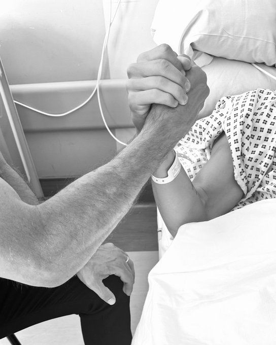 En una de las imágenes compartidas por Giuliano en Twitter se le puede ver estrechando la mano de su padre, Diego Simeone, que se desplazó a Vitoria para acompañar a su hijo durante la operación