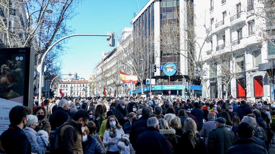 Miles de simpatizantes de Díaz Ayuso reclaman la dimisión de casado ante al sede del PP