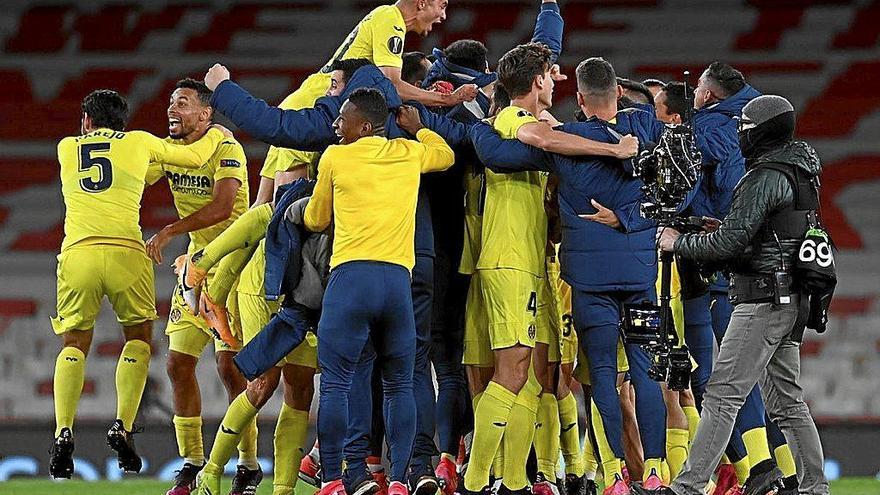 Los jugadores de Villarreal celebran la victoria histórica. Foto: Efe