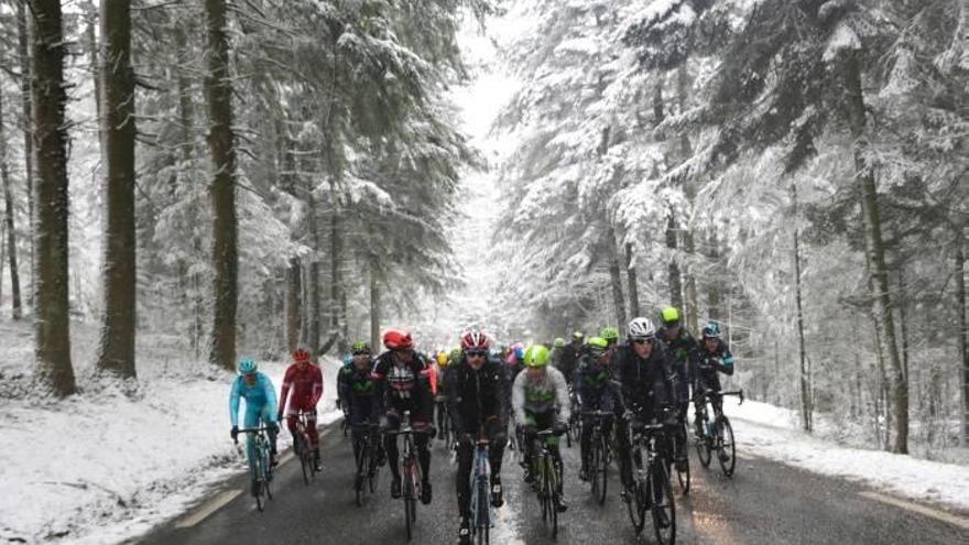 El pelotón de la París-Niza padeció el temporal de nieve que dejó sin efecto la tercera etapa. Foto: Afp