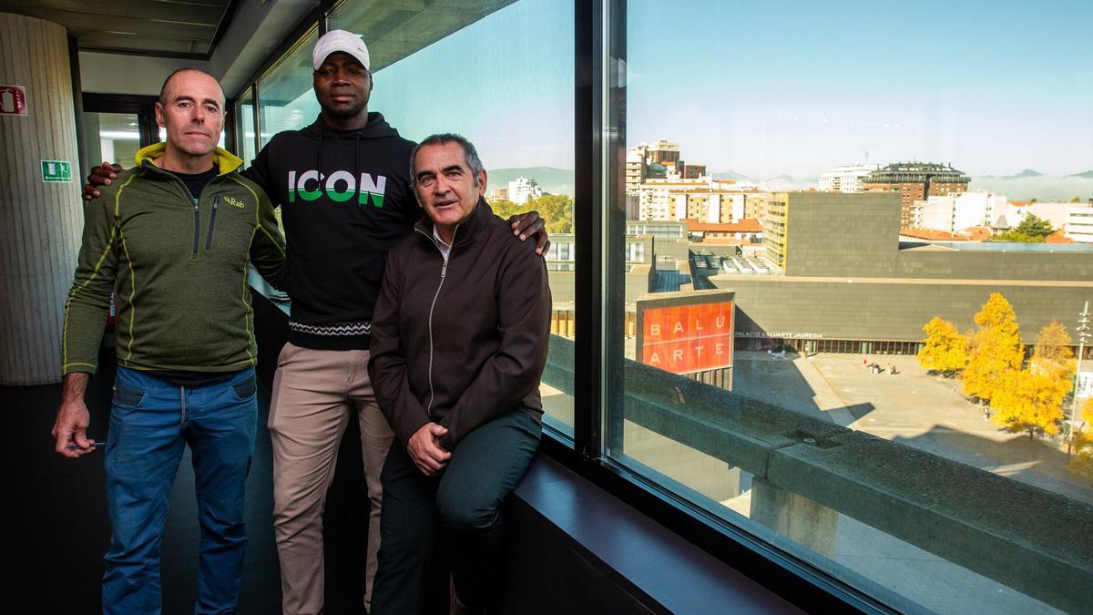 Diego Mariezkurrena, bombero voluntario, Younoussa Sidibé, impulsor del proyecto y José Esparza, coordinador del proyecto. Diego Mariezkurrena, bombero voluntario, Younoussa Sidibé, impulsor del proyecto y José Esparza, coordinador del proyecto.