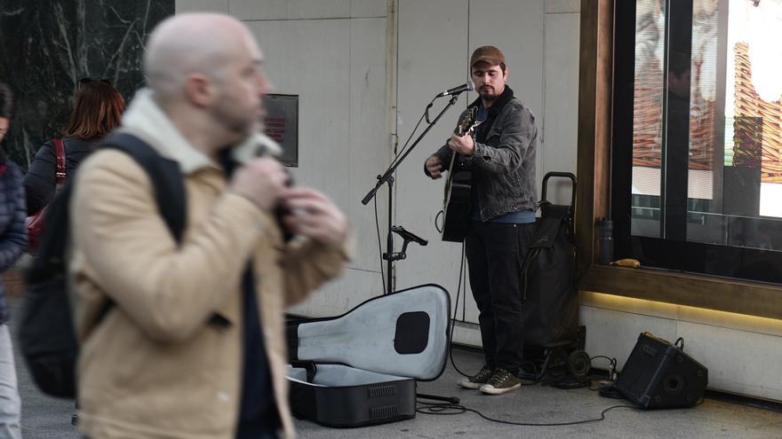 Vecinos de Bilbao apoyan a los artistas callejeros: "Normativas como esta solo sirven para alimentar el Bilbao artificial, de postal"