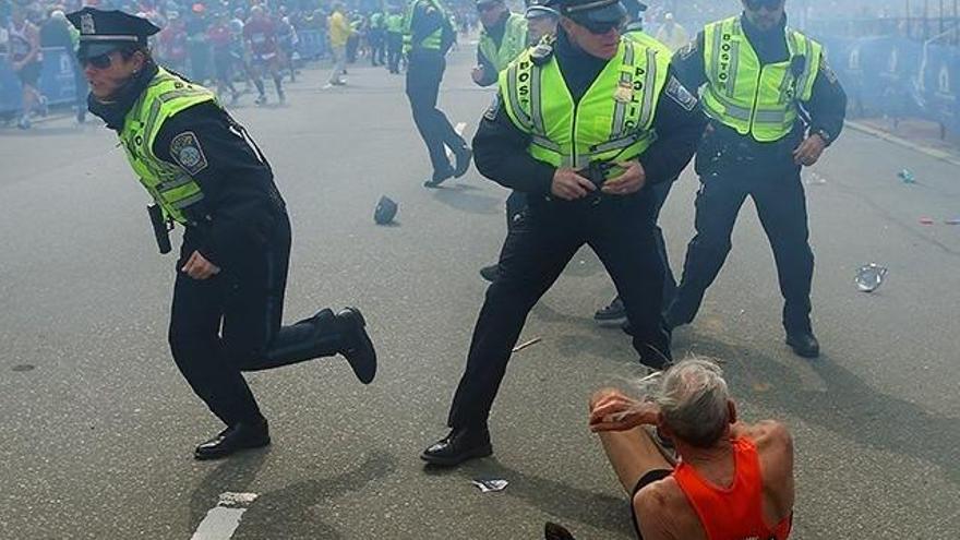 Varios policías en el momento del ataque en 2013.