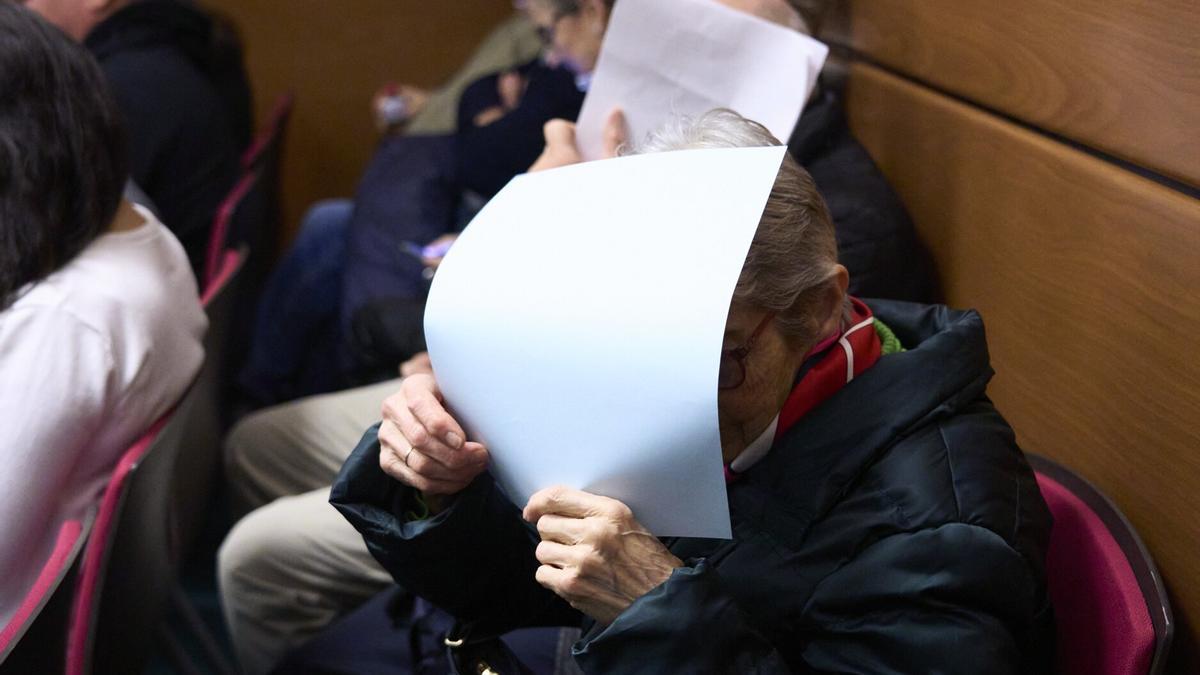 Una de las procesadas por acoso a la clínica Askabide en Gasteiz se tapa el rostro durante la jornada de ayer