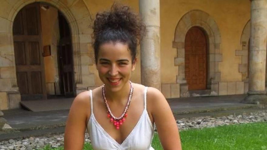 Osinaga muestra algunas de sus creaciones en la universidad.