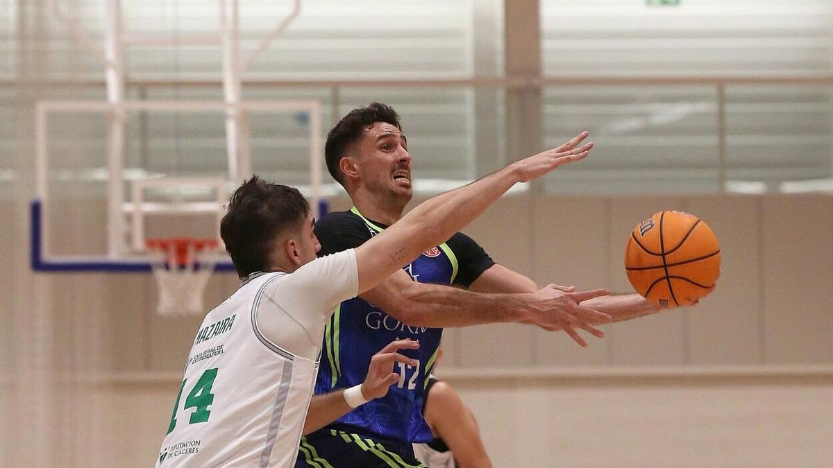 Lance de juego entre el Castillo de Gorraiz Valle de Egüés y el Cáceres.