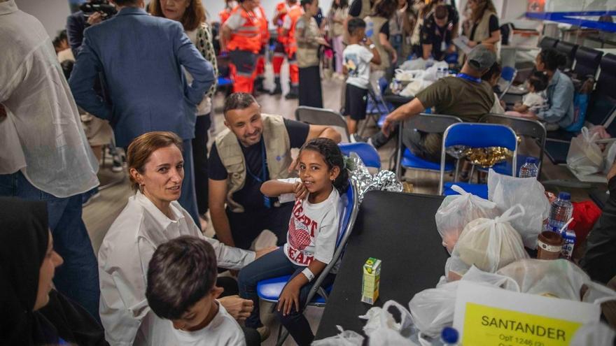 Llegan a Madrid los primeros 20 niños palestinos enfermos junto a familiares desde la Franja de Gaza