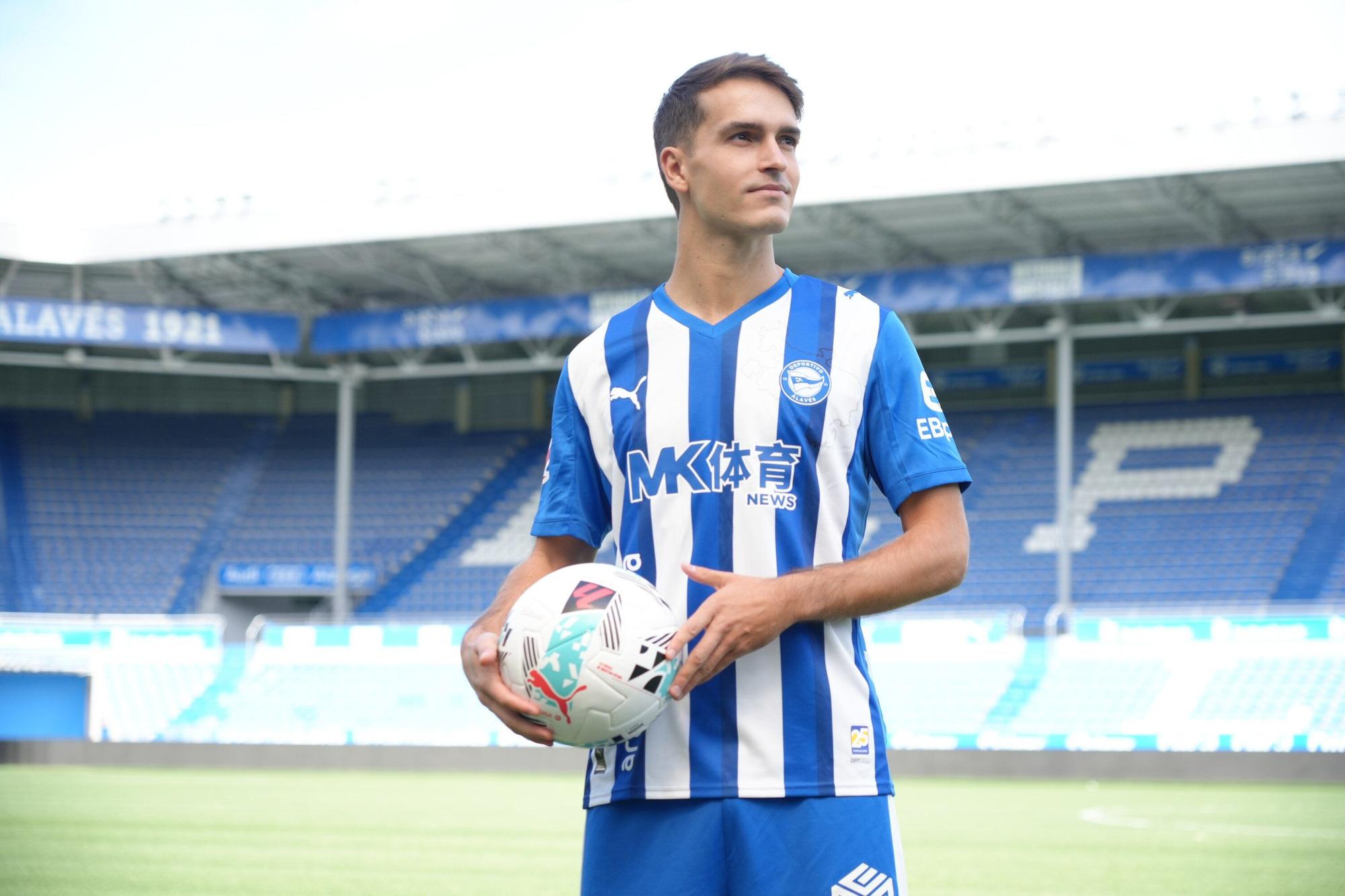 En imágenes: Presentación de Denis Suárez como jugador del Alavés