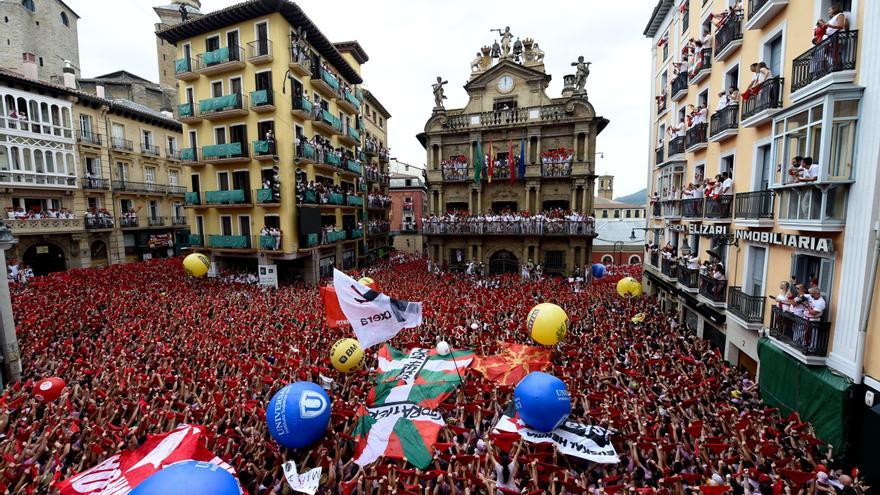 El &#039;txupinazo&#039; de Sanfermines da inicio a 204 horas de fiesta en blanco y rojo