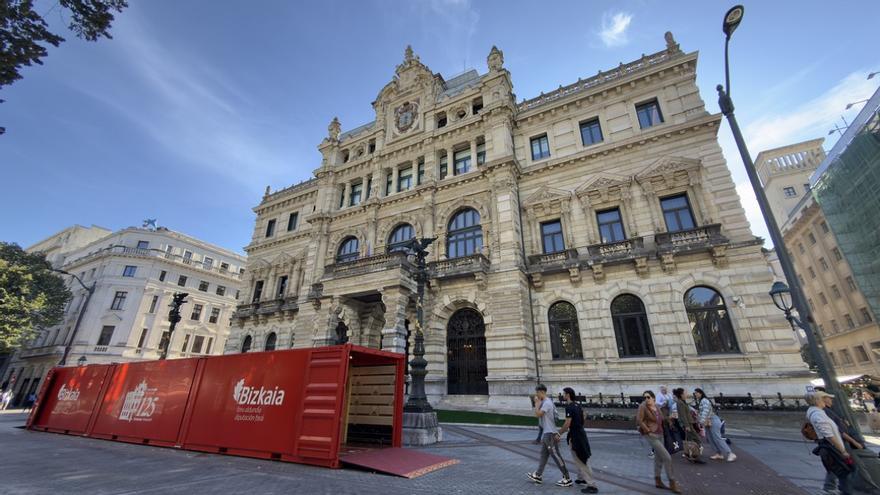 ¿Qué es el contenedor rojo que ha aparecido en plena Gran Vía de Bilbao?