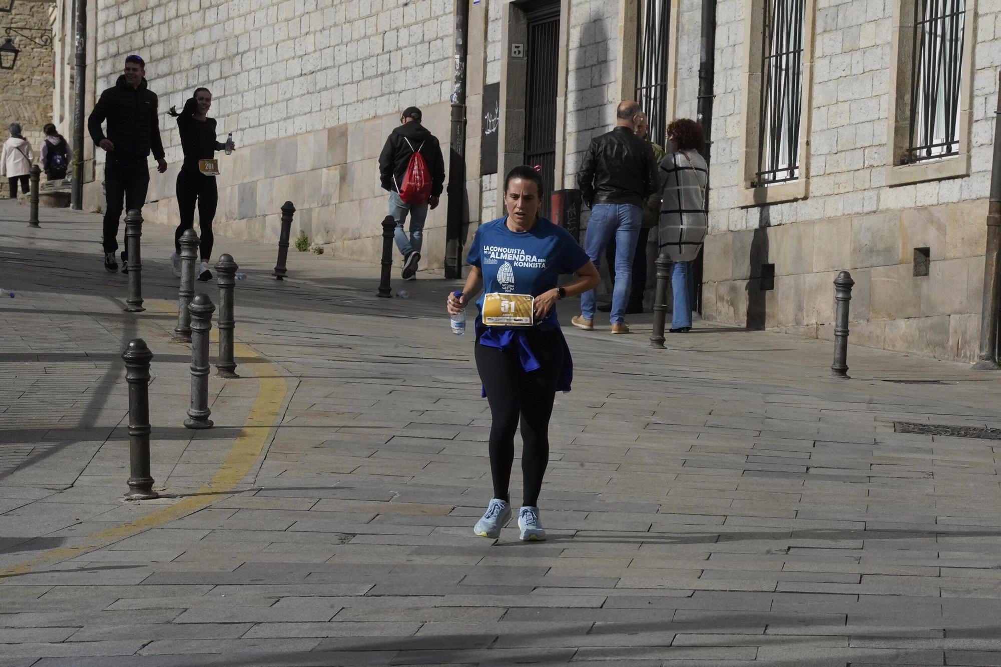 En imágenes: Miles de personas conquistan la Almendra de Gasteiz